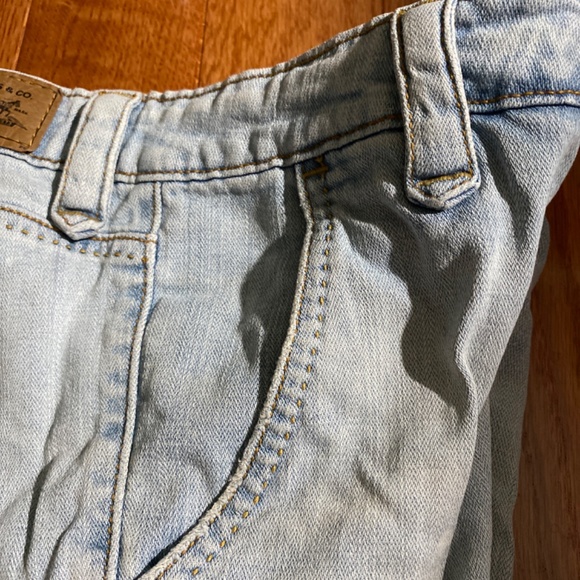 Levi’s light wash shorts - Picture 8 of 10